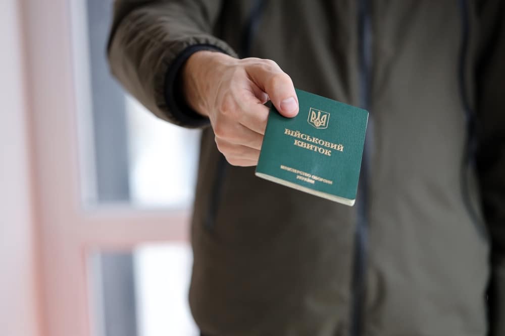 Коли та як чоловікам за кордоном оновити військово-облікові дані: відповідь ТЦК