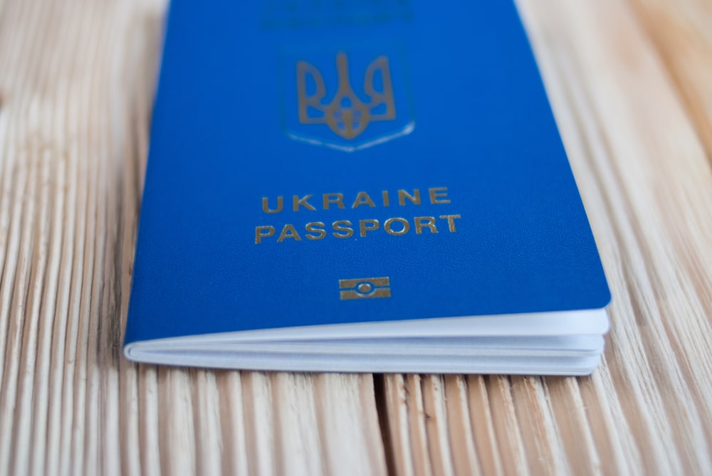 Українцям за кордоном знову почали видавати паспорти – але не всім