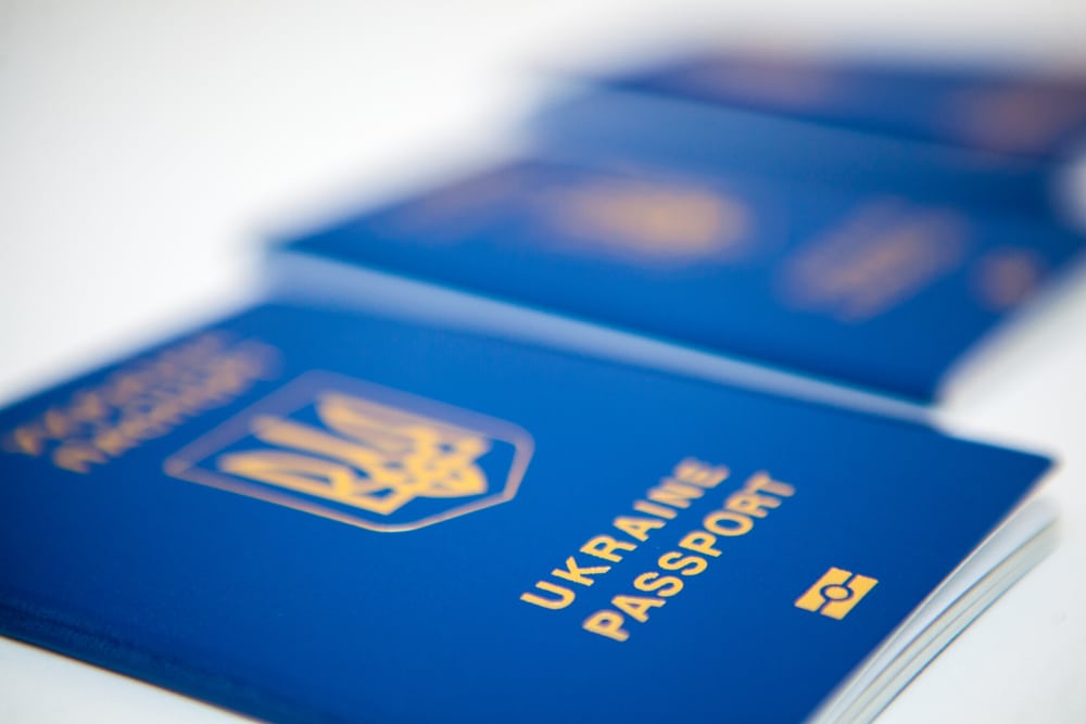 Дві третини українців за кордоном хочуть отримати нове громадянство