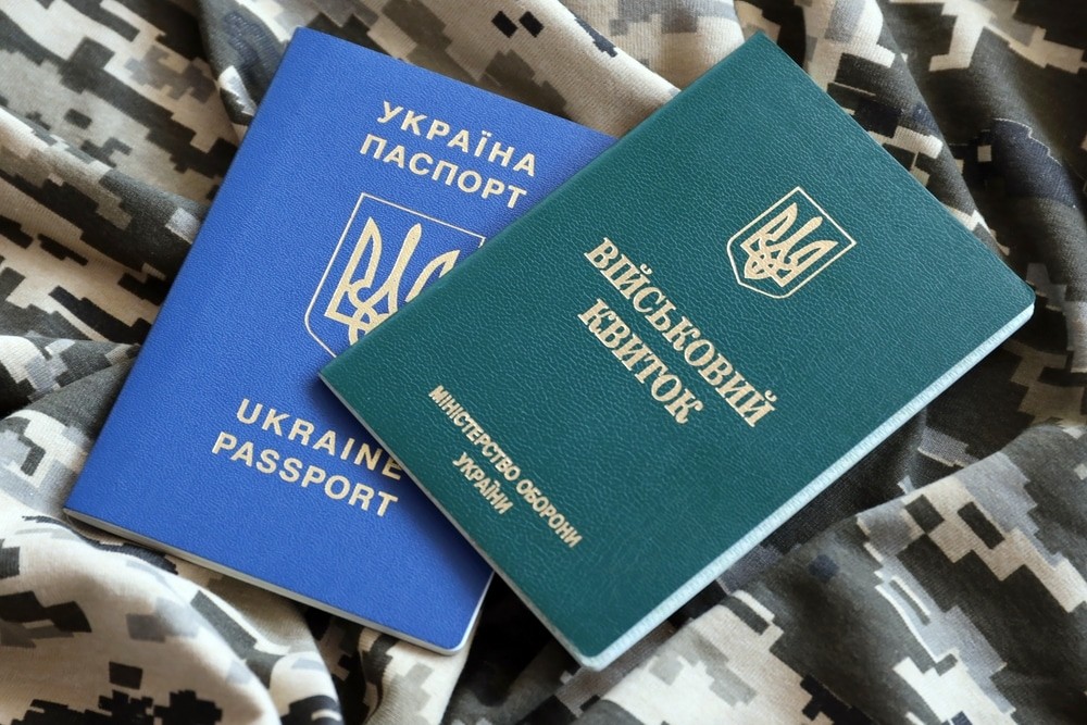 Українці за кордоном, зняті з військового обліку, мають приїхати до ТЦК особисто