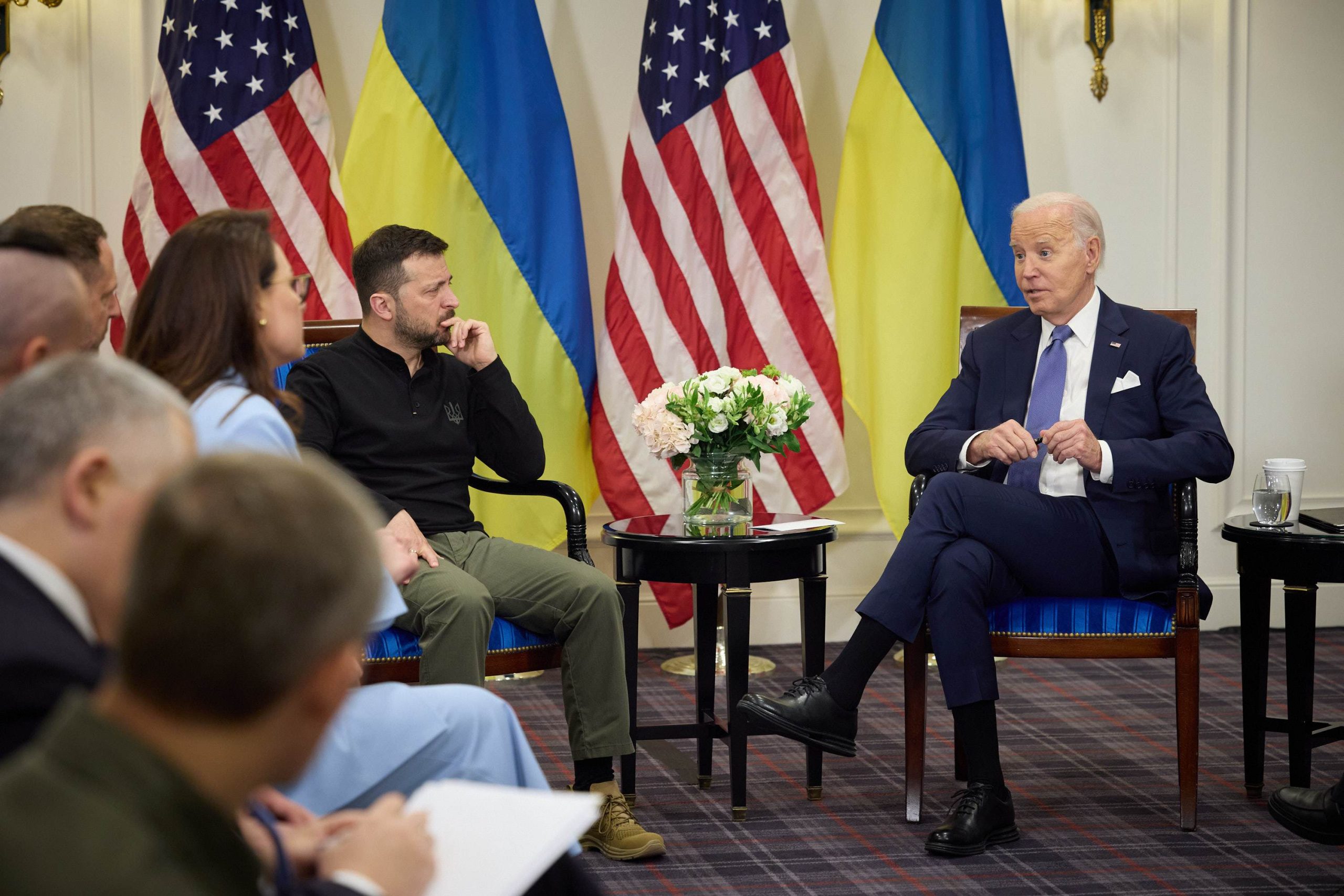 Байден вибачився перед Зеленським та народом України за затримку зброї