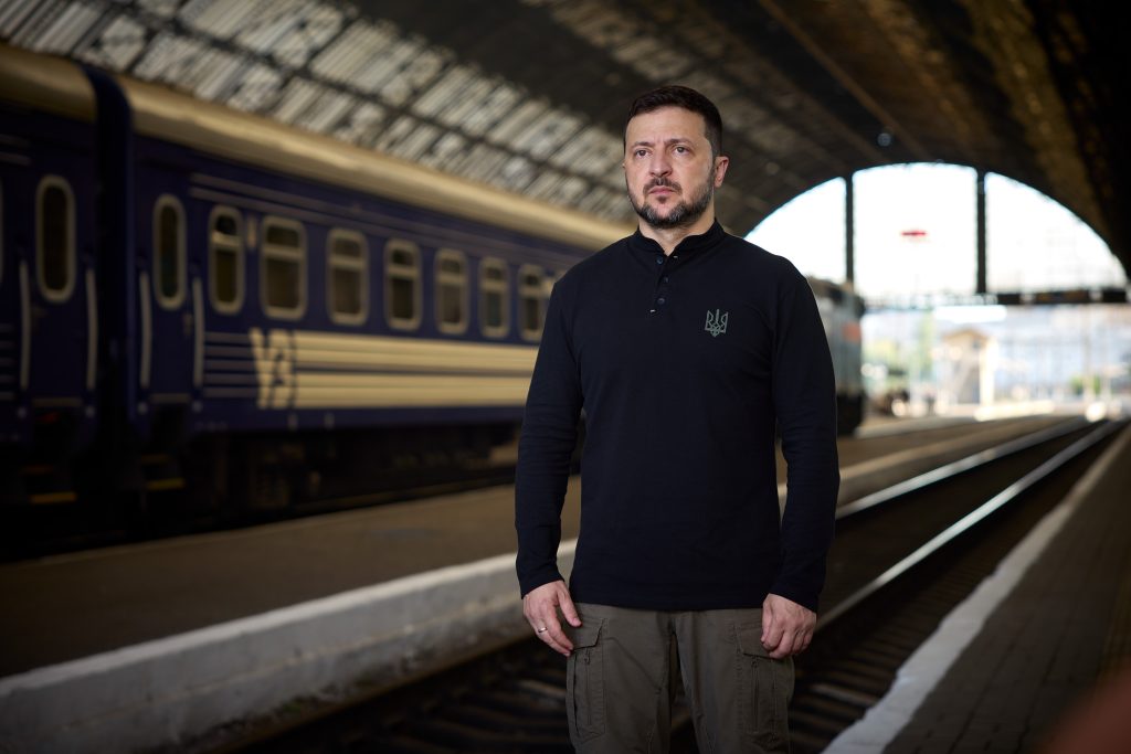 Зеленський у День Конституції: Україна долає непросту дорогу, але ми мусимо дійти