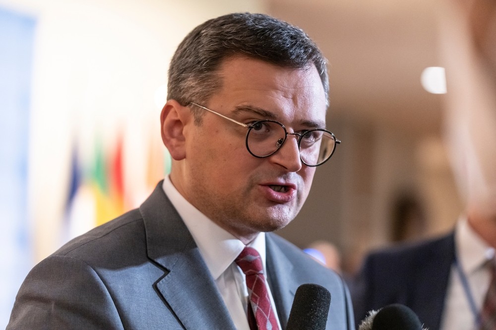 Голова МЗС України: "правильні інструменти" повернуть українців з-за кордону