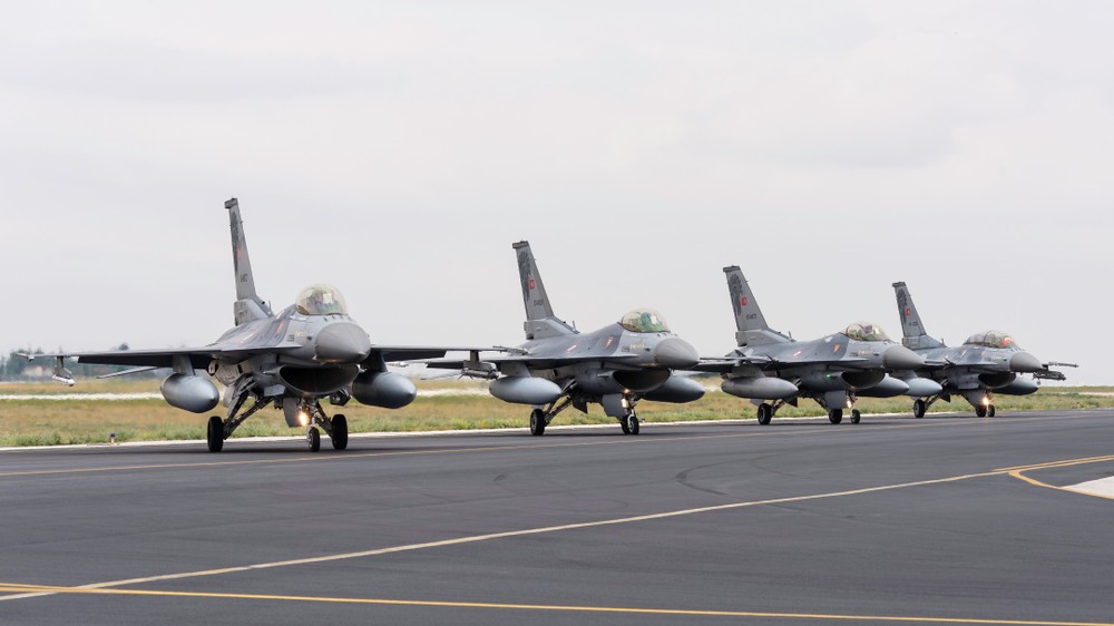 Перші літаки F-16 прямують до України після місяців тренувань та переговорів