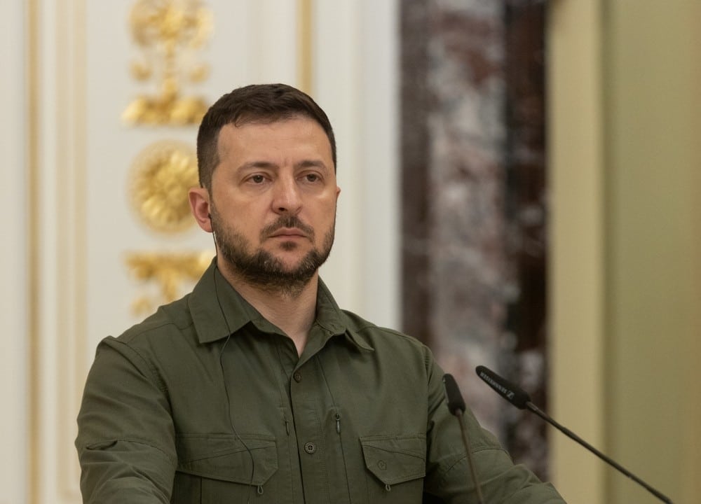 Зеленський розповів, хто з чоловіків має право залишитися за кордоном