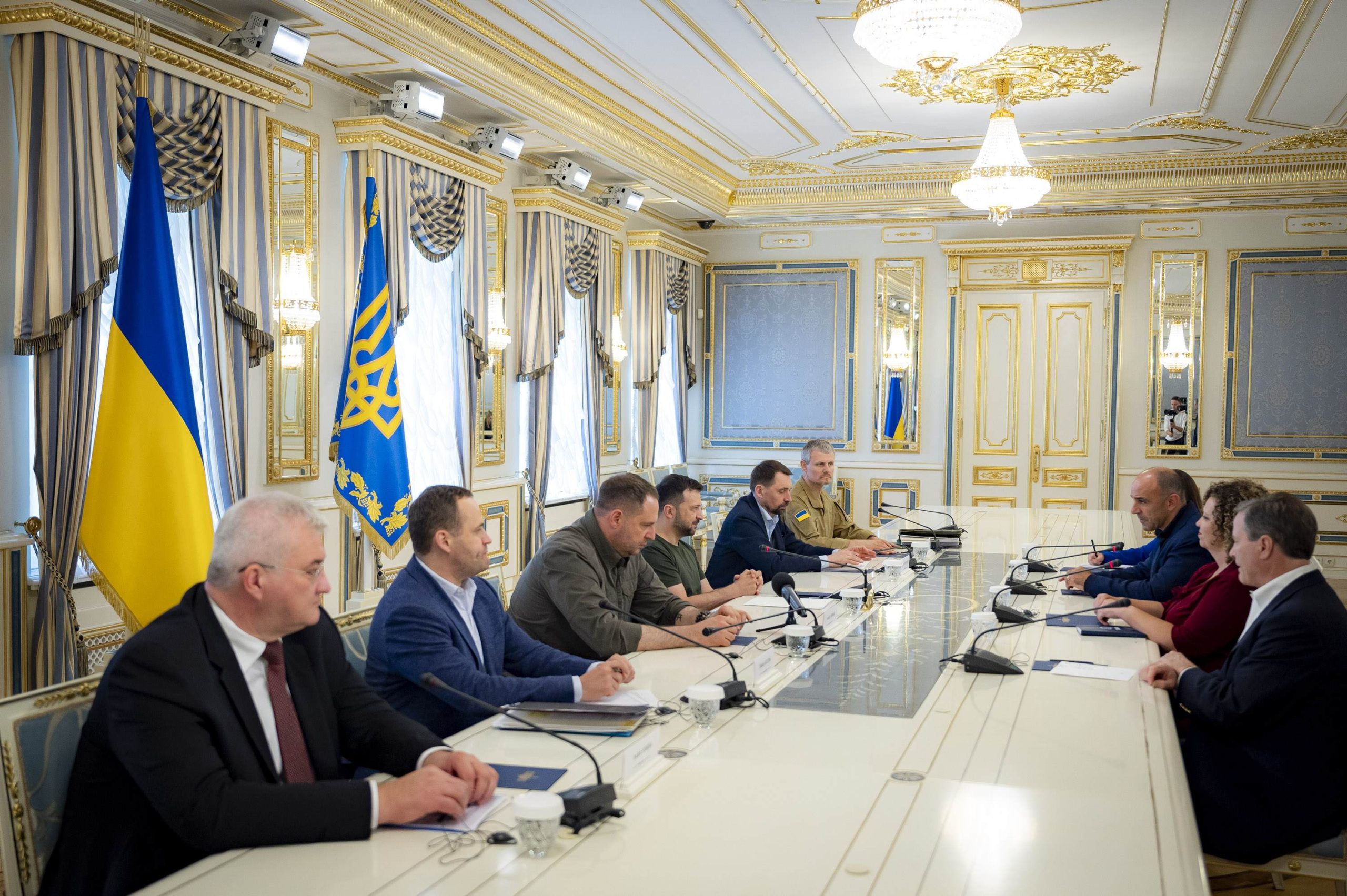 Зеленський зустрівся з двопартійною делегацією Конгресу США у Києві