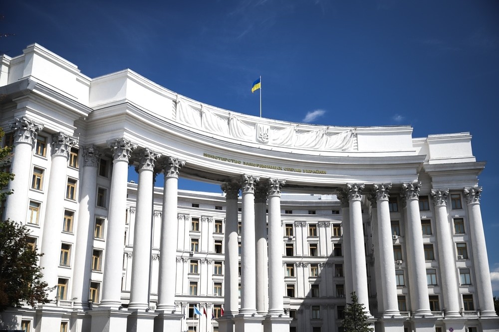 Україна створює систему, яка покращить доступ до консульских послуг за кордоном