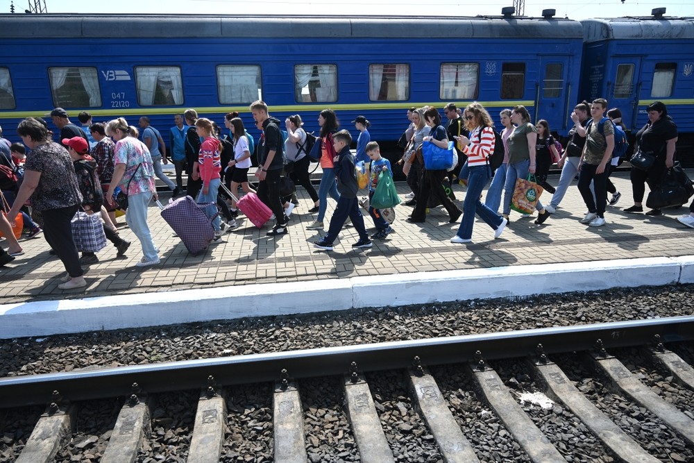 У НБУ порахували, скільки людей виїде з України у 2024-25 та коли почнуть повертатися
