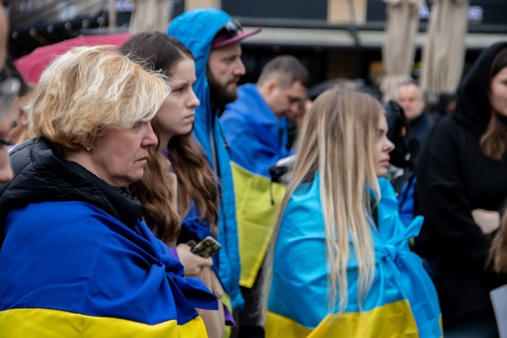 60% українців не підтримують допомогу біженцям, які виїхали за кордон – опитування