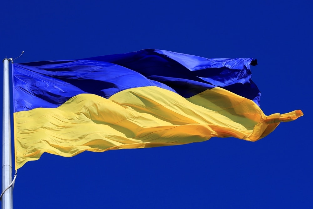Жовто-блакитний чи синьо-жовтий: що символізують кольори прапора України