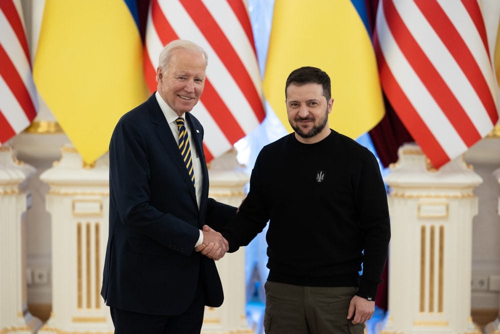 Зеленський зробив Байдену подарунок за $2400: що він вручив