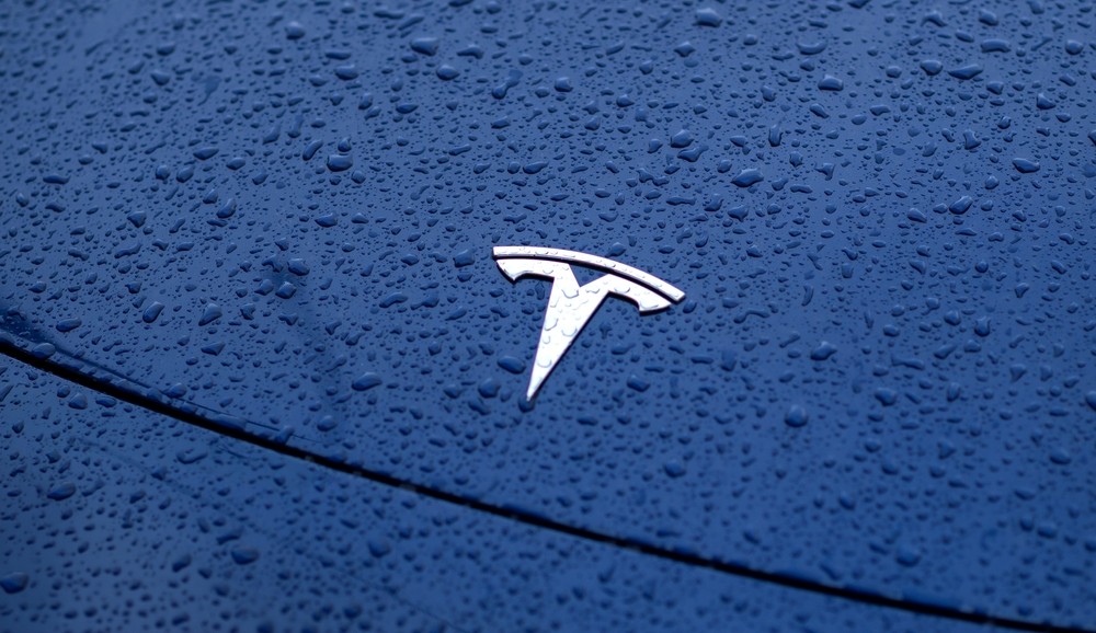 Український біженець підпалив Tesla: роспропаганда розповсюджує новий фейк