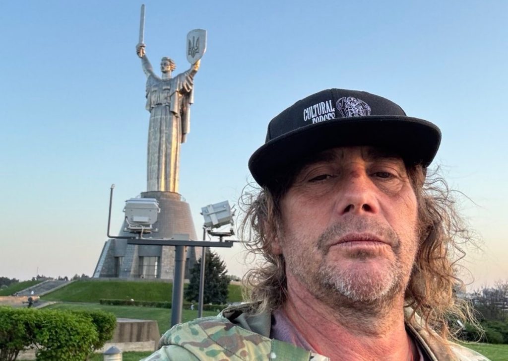 Режисер кліпів Nirvana та Metallica знімає фільм про спротив українців