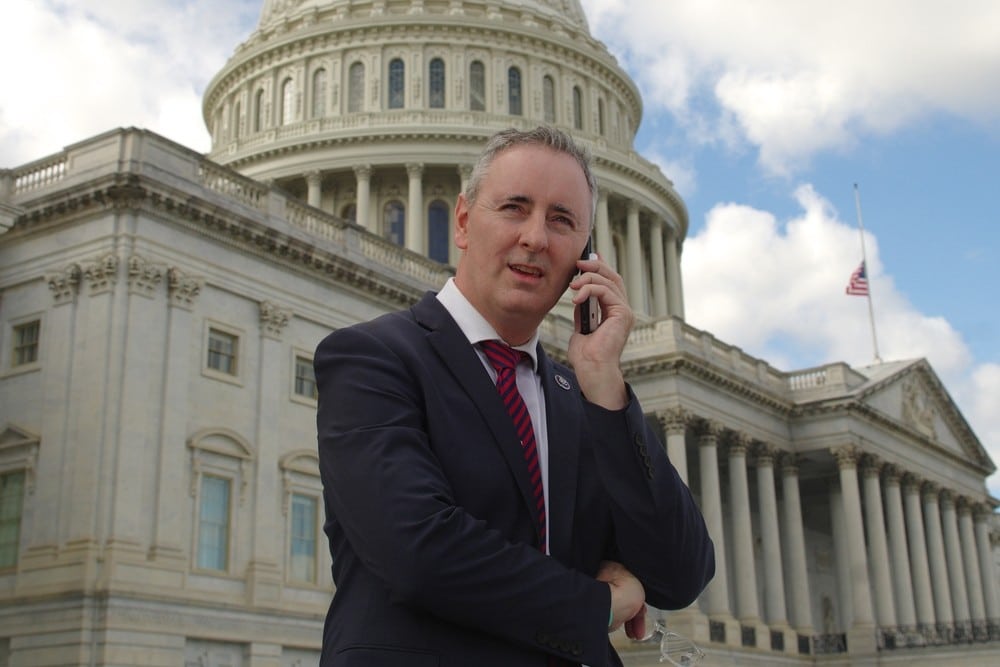 Конгресмен США відвідав передову в Україні та зробив напис на снаряді для Путіна. Відео