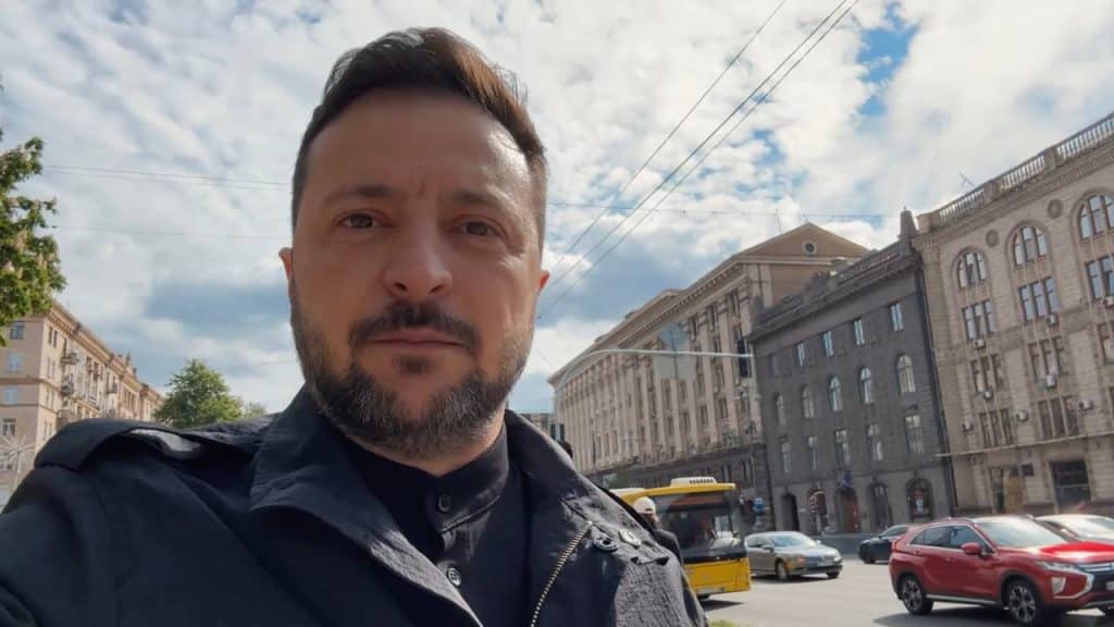 “Парад страху на Красній площі — це прірва між нами і злом”: звернення Зеленського до 8 травня
