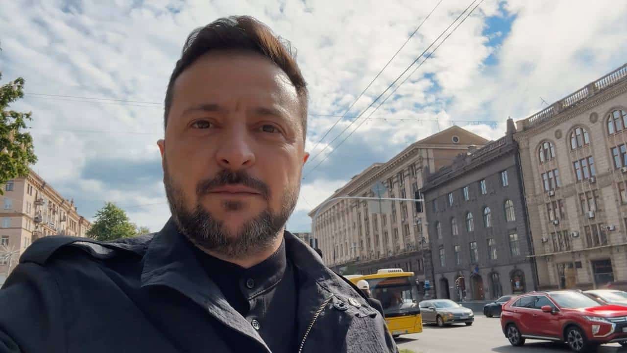 "Парад страху на Красній площі — це прірва між нами і злом": звернення Зеленського до 8 травня