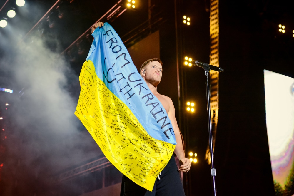 Imagine Dragons вчергове підтримали Україну, піднявши прапор на сцені. Відео