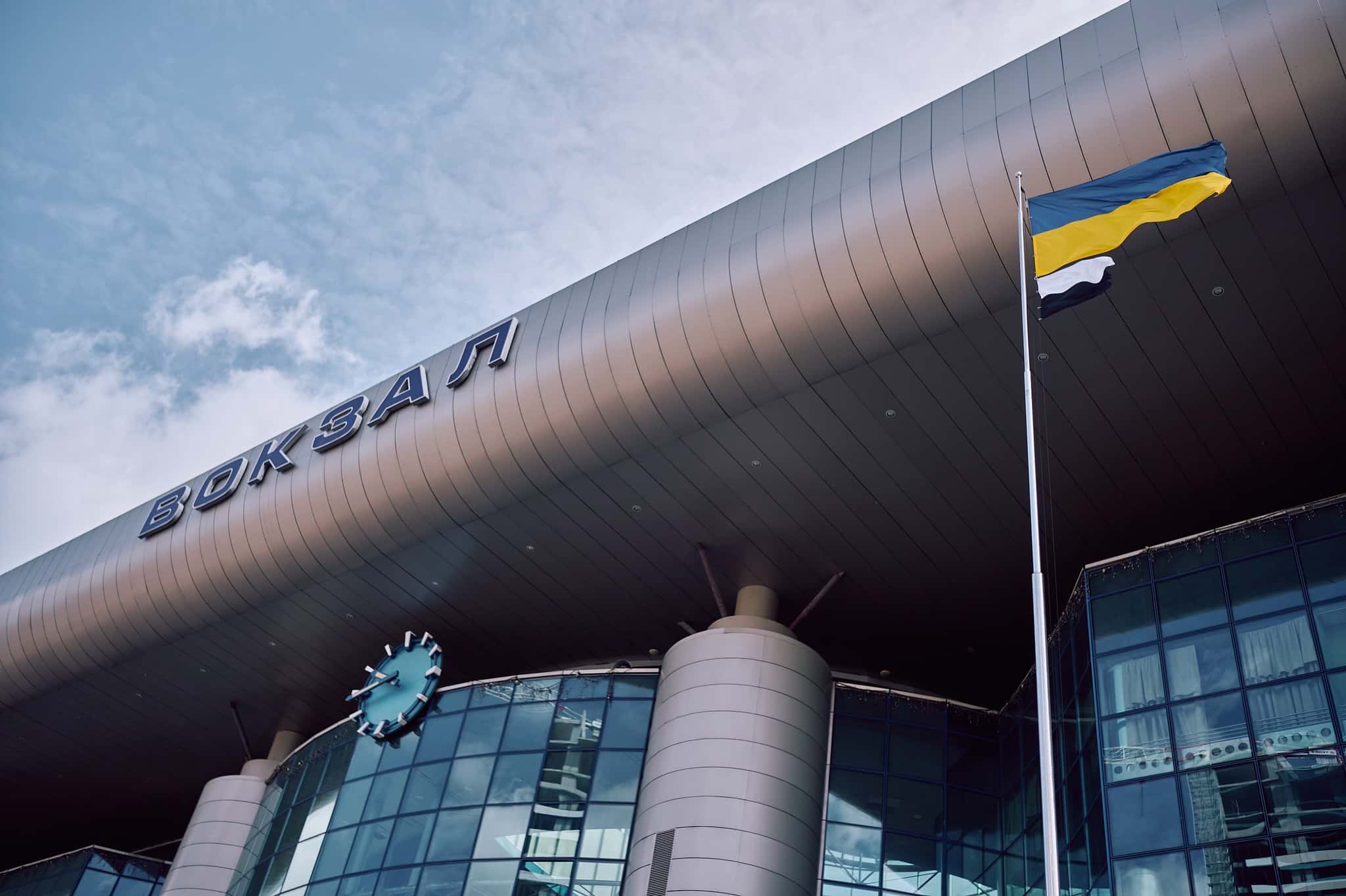 В Україні зʼявився новий символ: що означає біло-чорний прапор?