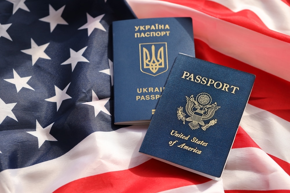 Зеленський підписав закон про множинне громадянство: які підводні камені?