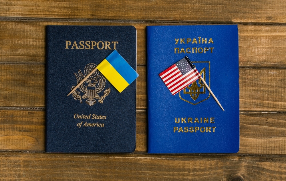 Два паспорти: що означає закон про множинне громадянство для України й світу