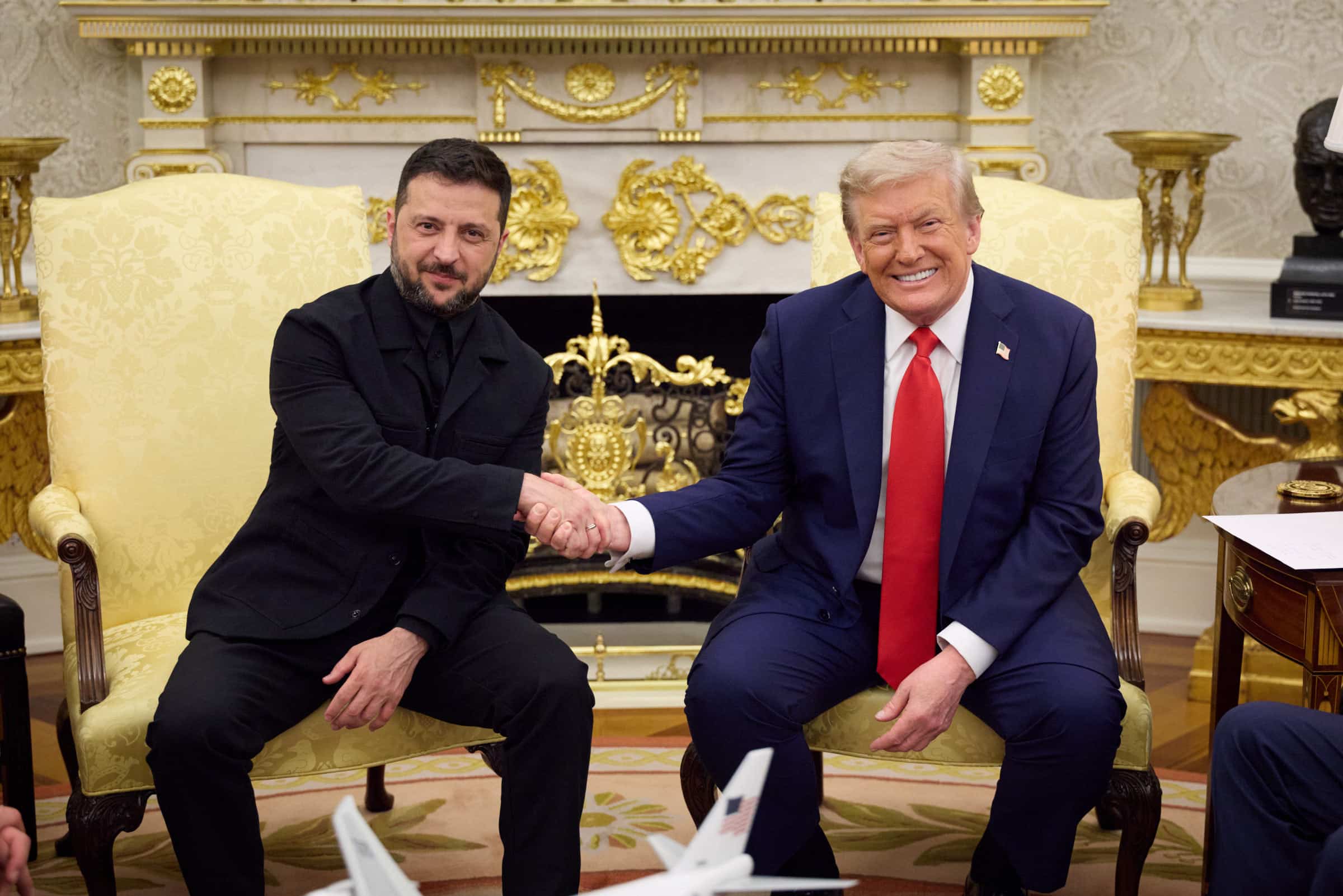 Зеленський передав Трампу подарунок від українського військового