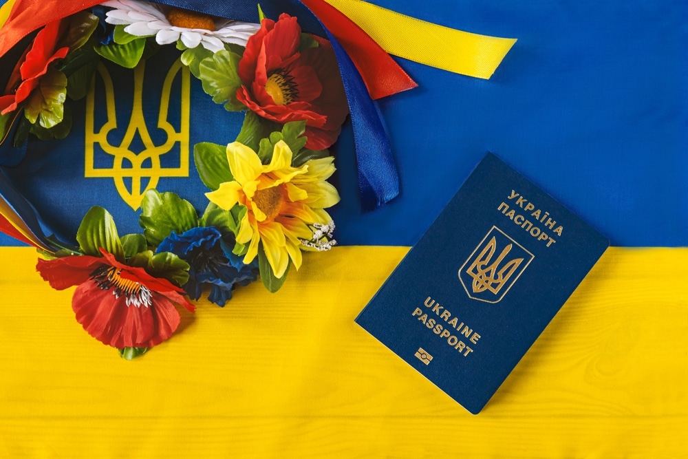 Більшість українців пишаються своїм громадянством вдома і за кордоном — ОПОРА