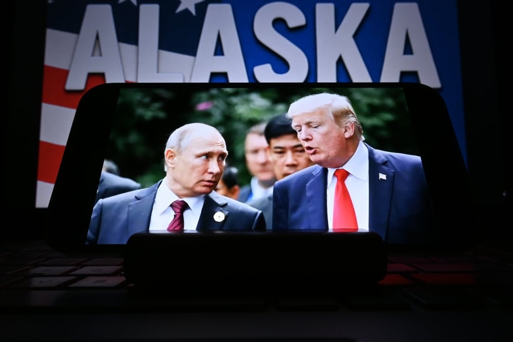 Лавров у светрі "СРСР" та червона доріжка для Путіна: скандальний старт саміту у США
