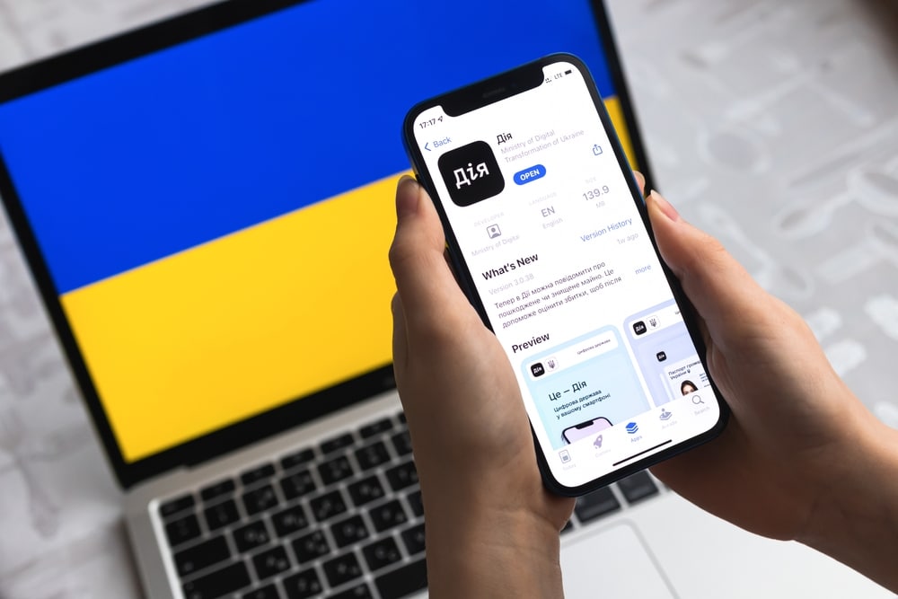 Українці за кордоном тепер можуть авторизуватися в "Дії" без BankID: що потрібно