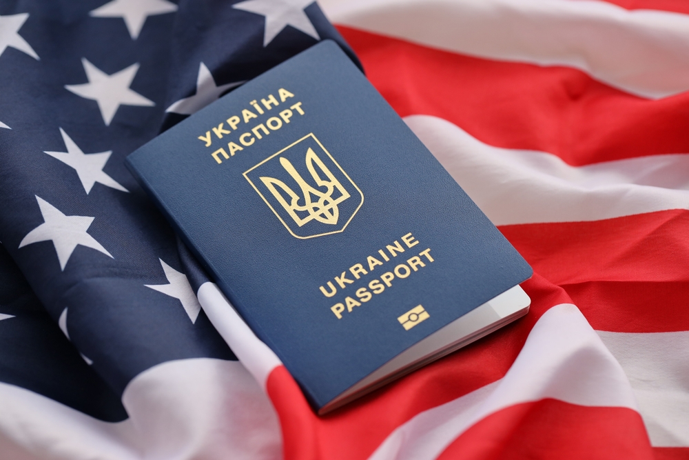 Українці у США, Канаді та Британії зможуть отримувати паспорти через VFS Global