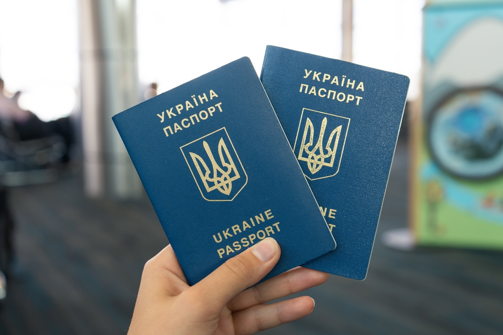 Паспорти українців за кордоном можуть стати недійсними: що варто знати