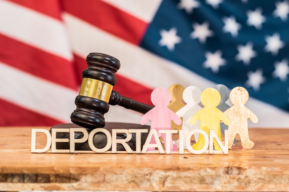 Українців депортують зі США та ЄС: кого та за що відправили додому