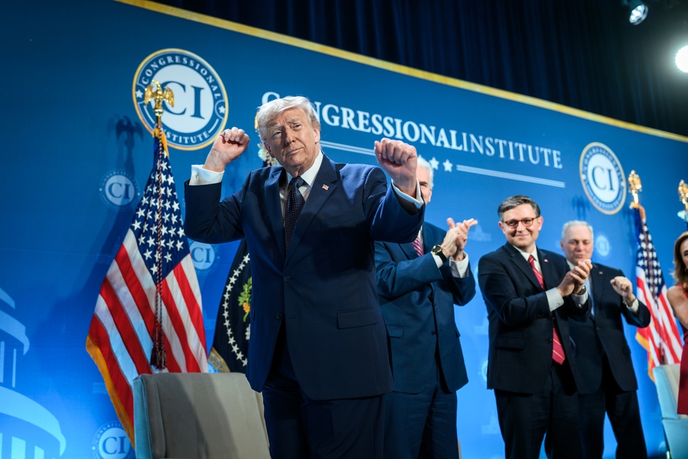 Трамп продовжив заборону на заходження російських суден до портів США