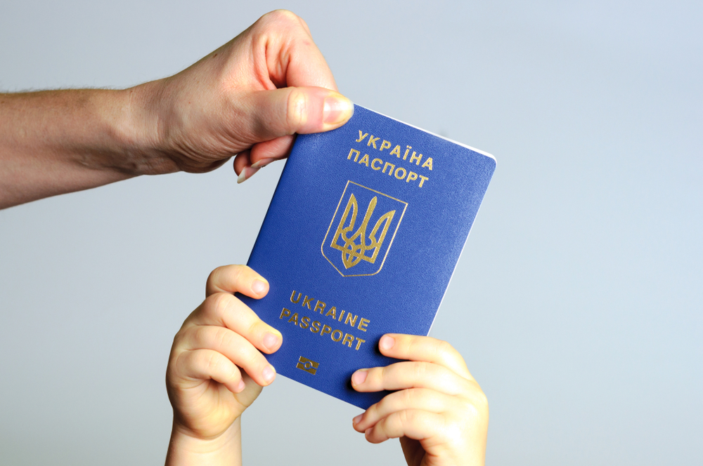Українці за кордоном зможуть оформити податковий номер для дитини онлайн