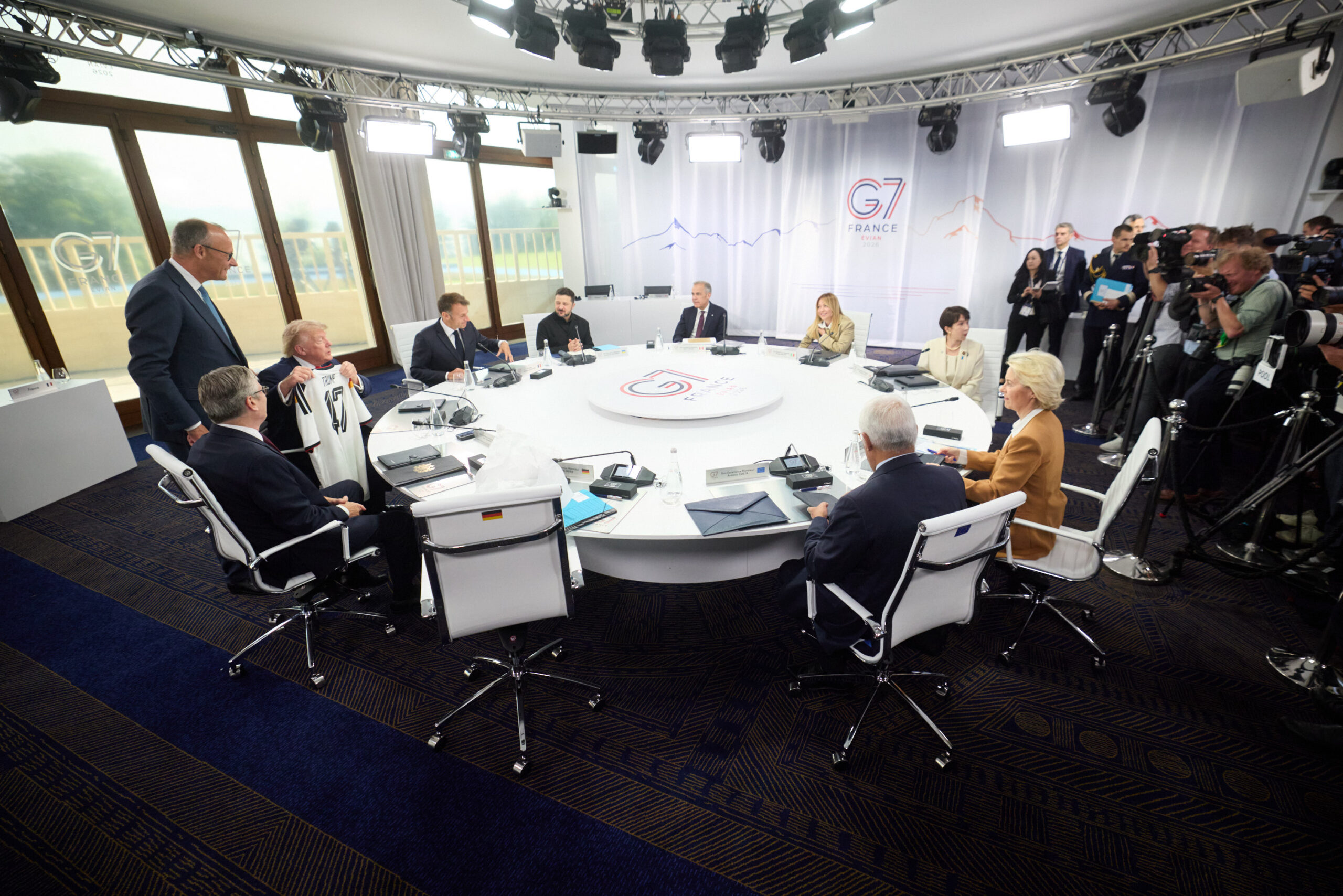 Трамп та Зеленський зустрілися на G7 у Франції: про що говорили
