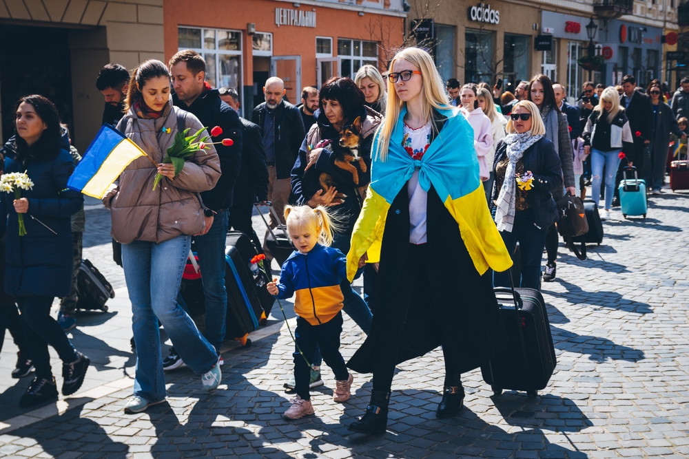 Понад 5,7 мільйона українців залишаються за кордоном: дані ООН