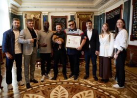 Американський боксер подарував Зеленському цуценя, назване на честь ППО