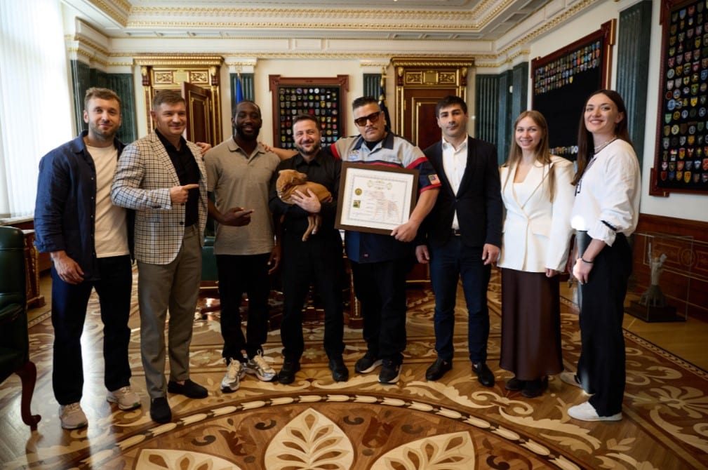 Американський боксер подарував Зеленському цуценя, назване на честь ППО
