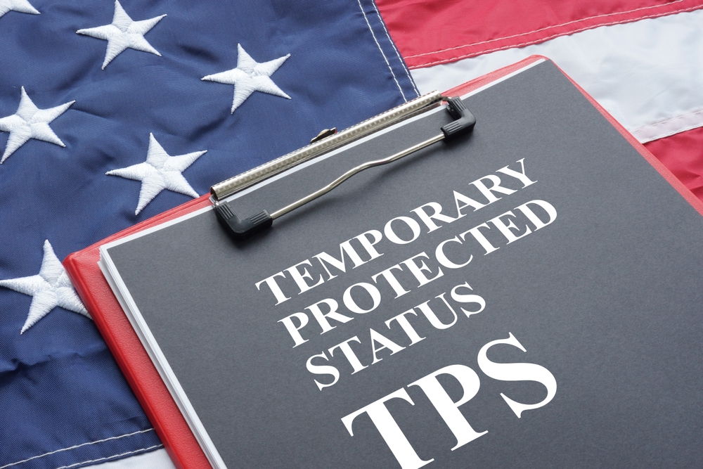 Суд дозволив USCIS припиняти дозволи на роботу українців з TPS: що варто знати