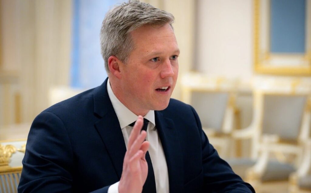 Подав у відставку міністр армії США, який брав участь у переговорах щодо України
