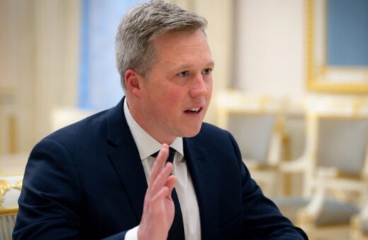 Подав у відставку міністр армії США, який брав участь у переговорах щодо України