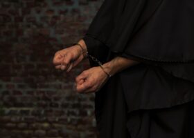 Колишній український священник у США вкрав $750 000 із церков та у власної матері