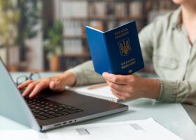 Чи може інша особа отримати ваш закордонний паспорт замість вас?