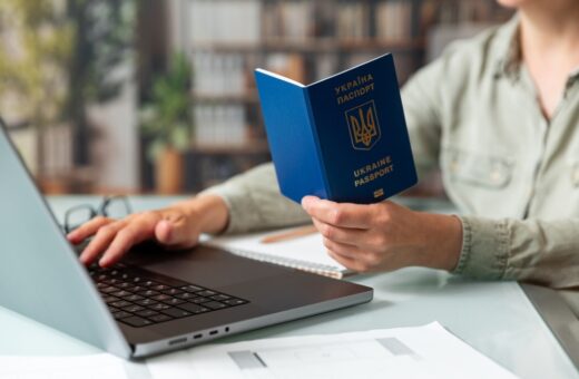 Чи може інша особа отримати ваш закордонний паспорт замість вас?