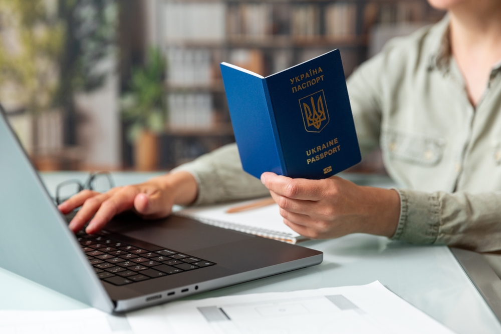 Чи може інша особа отримати ваш закордонний паспорт замість вас?
