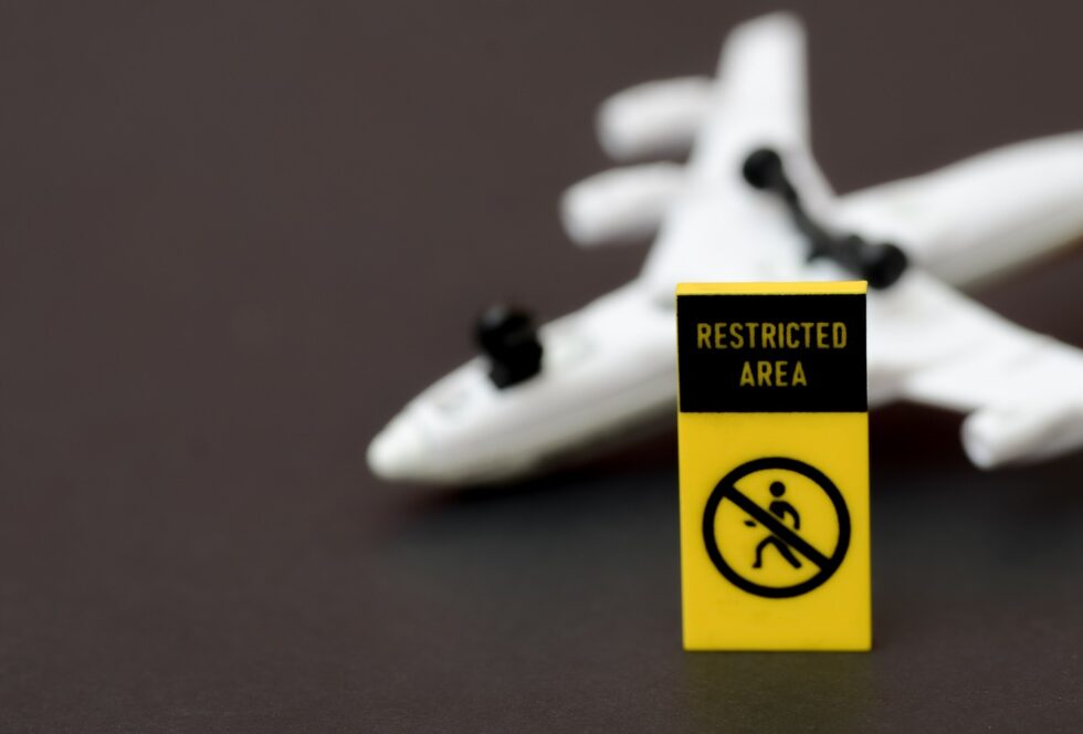 Україна попередила світ про небезпеку польотів над РФ: авіакомпанії скасовують рейси
