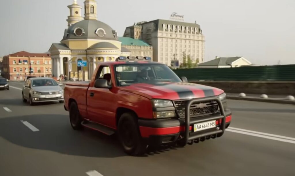 Американський підприємець придбав пікап з серіалу “Слуга народу” зі слідами куль