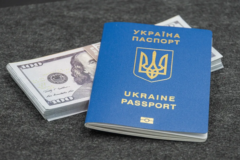Скільки валюти можна вивезти з України за кордон без декларації?